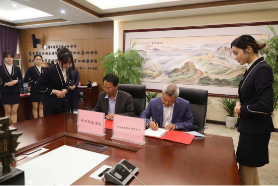 校企合作產(chǎn)學(xué)研共贏 鄭州科技學(xué)院獲企業(yè)百萬捐贈設(shè)立創(chuàng)新獎(jiǎng)學(xué)金345.png